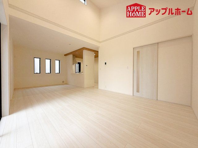 [新築住宅] 深谷市田中 第3 全3棟の居間・リビング|広々リビング×対面キッチンで家族の会話も弾みます♪家族団らんの秘訣は間取りにあり☆夢のマイホームを一緒に叶えましょう！