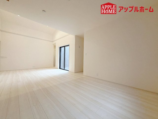 [新築住宅] 深谷市田中 第3 全3棟の洋室|窓から差し込む光で家族を温かく包み込みます。明るいリビングで子育てする喜びを☆いつでも見学可能です！
