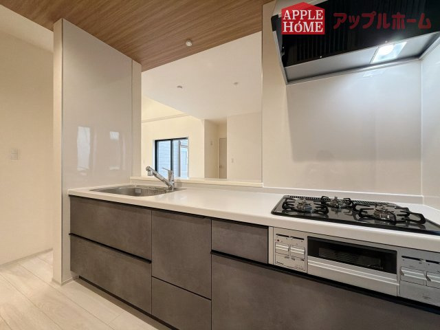 [新築住宅] 深谷市田中 第3 全3棟のキッチン|キッチンから部屋中が見守れるので、小さなお子様がいるご家庭でも安心です。シンプル×ナチュラルな温かい空間は、どんなスタイルの家具も合わせやすいお部屋です。