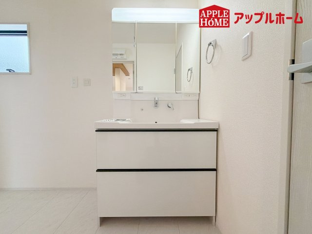[新築住宅] 深谷市田中 第3 全3棟の独立洗面台|三面鏡付きの洗面化粧台ですので、たっぷりと収納いただけます。白を基調とした清潔感のある快適空間です。毎日の身支度も気持ち良くお使い頂けます！！