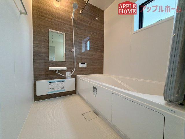 [新築住宅] 深谷市田中 第3 全3棟の浴室|窓付きのバスルームは、採光もあり明るく気持ちの良い空間です。窓があることで、換気環境も良好。掃除もスムーズに出来ます