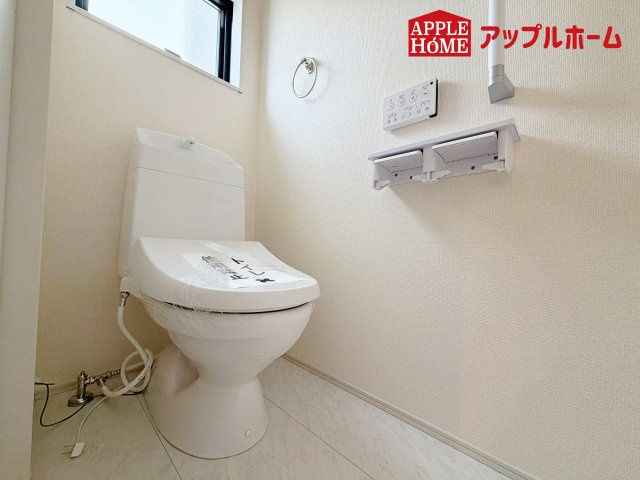 [新築住宅] 深谷市田中 第3 全3棟のトイレ|白を基調とした清潔感のある明るい空間。温水洗浄便座付きで、毎日快適・清潔に使用できます。操作しやすい壁面リモコンを採用しています。