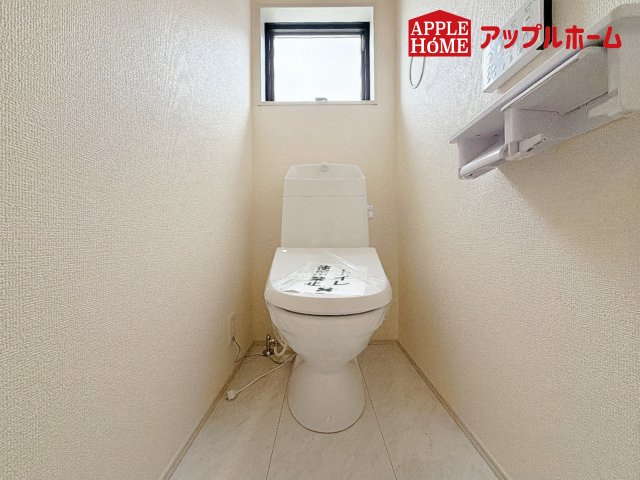 [新築住宅] 深谷市田中 第3 全3棟のトイレ|白を基調とした清潔感のある明るい空間。温水洗浄便座付きで、毎日快適・清潔に使用できます。操作しやすい壁面リモコンを採用しています。