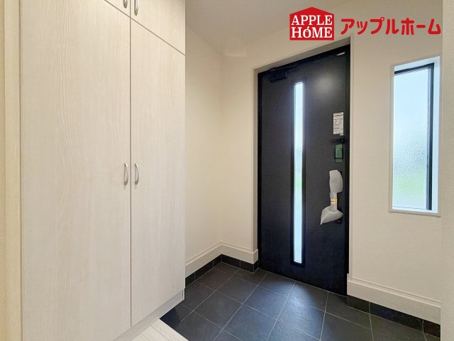 [新築住宅] 深谷市田中 第3 全3棟の玄関|上下棚にたっぷり靴を収納できます。「ただいま」と玄関を開けた瞬間から、奥に広がる空間を明るい室内を感じられますね♪