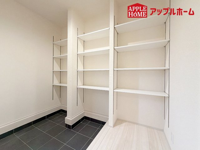 [新築住宅] 深谷市田中 第3 全3棟の収納|ご家族皆様の靴やお手入れ用品を収納できる収納棚を設置！お家に出会う人々を迎える玄関だからこそ、常に整理整頓しておきたいですね♪
