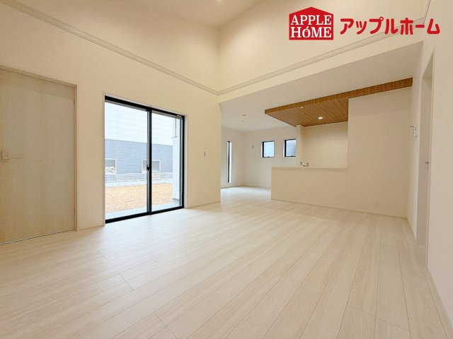 [新築住宅] 深谷市田中 第3 全3棟の居間・リビング|広々リビング×対面キッチンで家族の会話も弾みます♪家族団らんの秘訣は間取りにあり☆夢のマイホームを一緒に叶えましょう！
