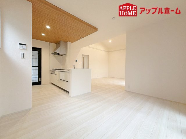 [新築住宅] 深谷市田中 第3 全3棟の居間・リビング|窓から差し込む光で家族を温かく包み込みます。明るいリビングで子育てする喜びを☆いつでも見学可能です！