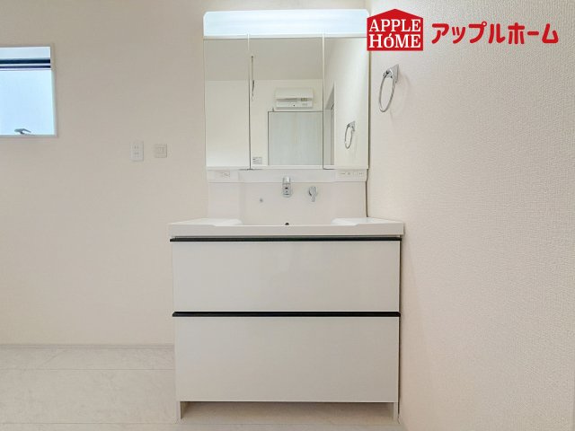 [新築住宅] 深谷市田中 第3 全3棟の独立洗面台|三面鏡付きの洗面化粧台ですので、たっぷりと収納いただけます。白を基調とした清潔感のある快適空間です。毎日の身支度も気持ち良くお使い頂けます！！