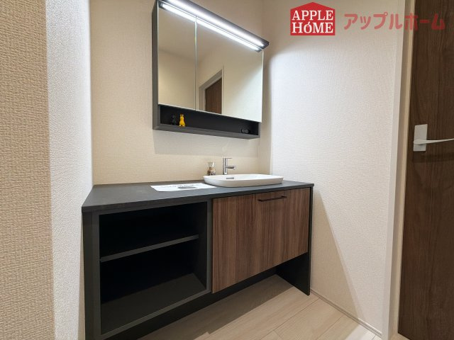 [新築住宅] 深谷市田中 第3 全3棟の独立洗面台|暮らしを快適にする洗面化粧台。収納力と機能性に優れた使いやすい設備で、忙しい朝の身支度もスムーズに♪
