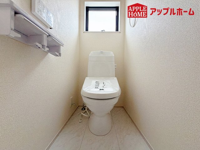 [新築住宅] 深谷市田中 第3 全3棟のトイレ|白を基調とした清潔感のある明るい空間。温水洗浄便座付きで、毎日快適・清潔に使用できます。操作しやすい壁面リモコンを採用しています。