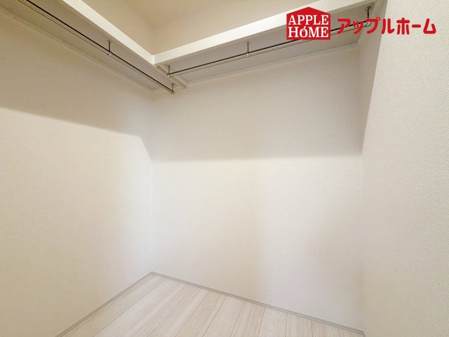 [新築住宅] 深谷市田中 第3 全3棟の収納|お洋服を大切にされる方に大変喜ばれる、ウォークインクローゼット。お洋服以外にも掃除機やスーツケースなどを一箇所に集約できるのは魅力ですね！扉が一箇所ですので、お部屋の見た目にもスッキリ！