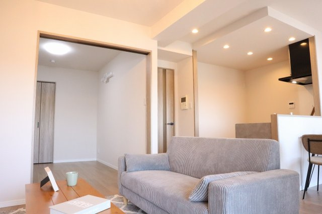 サーパスシティ南末広一番館の居間・リビング|リビング横の洋室は、扉を開けて広い空間に。