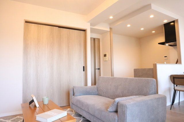 サーパスシティ南末広一番館の居間・リビング|扉を閉めて、仕切ることができます。