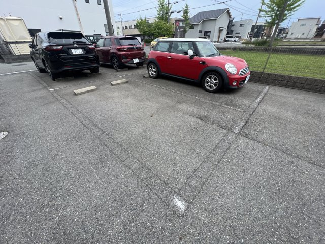 フルーレの駐車場