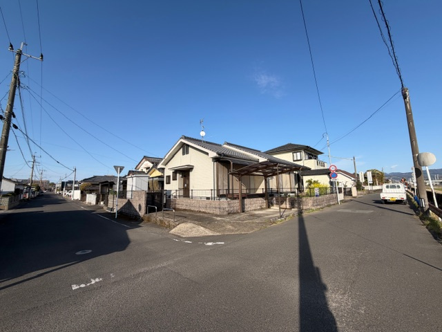 都城市甲斐元町の中古一戸建の前面道路含む現地写真