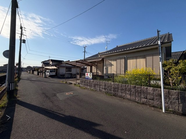 都城市甲斐元町の中古一戸建の前面道路含む現地写真