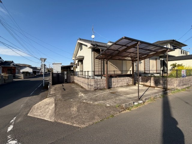 都城市甲斐元町の中古一戸建の前面道路含む現地写真