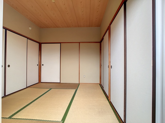 直方市大字山部のアパートの和室