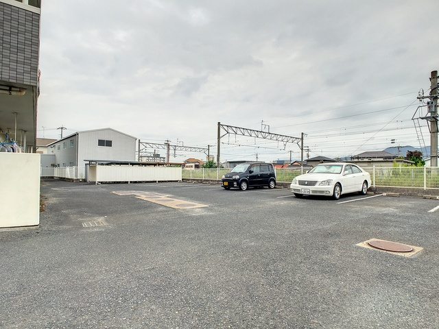 直方市大字山部のアパートの駐車場