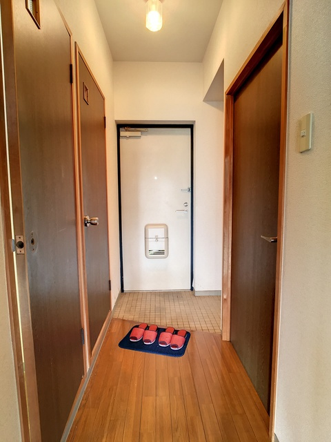 直方市大字山部のアパートの玄関