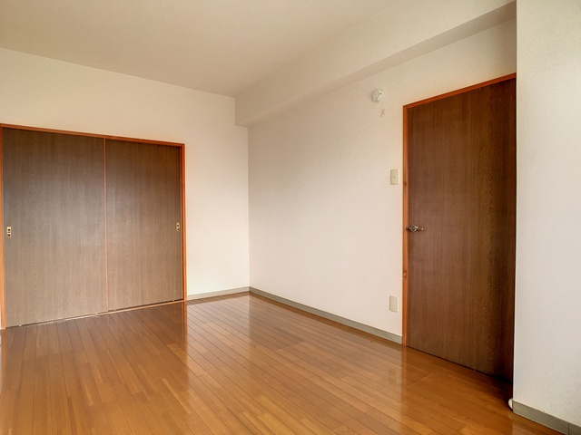 直方市大字山部のアパートの洋室