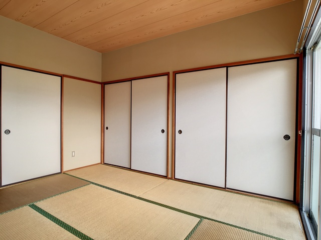 直方市大字山部のアパートの和室