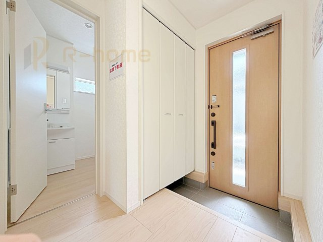 笠間市鯉淵第9　新築戸建て　1号棟の玄関|気持ちよくご家族やゲストを送迎できる穏やかな雰囲気の玄関♪大きな下駄箱で玄関廻りスッキリ♪