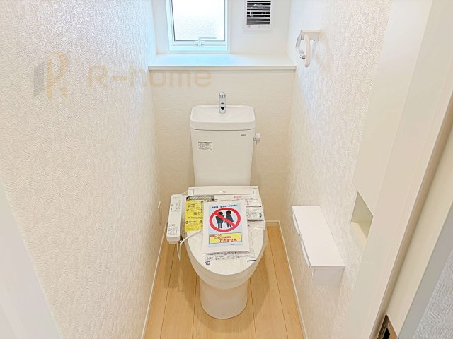 笠間市鯉淵第9　新築戸建て　1号棟のトイレ|温水洗浄便座付きのトイレ。
トイレが２ヵ所設置で朝の忙しい時間でも安心です。