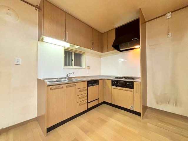 【ReDream】太秦西野町のキッチン|動線が短くなるため作業効率がアップするＬ字型キッチン！食器類や調理器具がたっぷり収納棚が豊富！