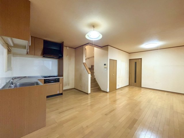 【ReDream】太秦西野町の居間・リビング|14.5帖のリビング！ダイニングテーブル・ソファなどお好みの家具・インテリアを配置してオリジナルの住空間をお楽しみください！