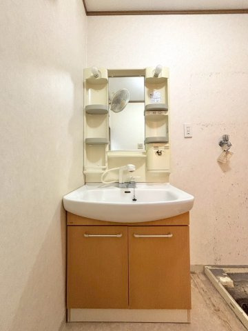 【ReDream】太秦西野町の独立洗面台|ミラーキャビネット＆ボウル下に収納が設置されており、洗剤のストックなどを整理しておくことが可能です。