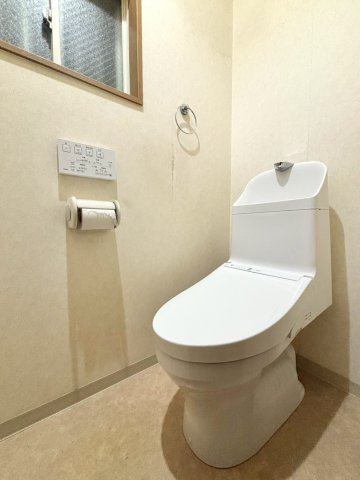 【ReDream】太秦西野町のトイレ|壁付けリモコンで両サイドがスッキリ！ウォシュレット機能付きのトイレでいつも清潔に保てます♪
