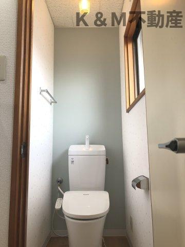 みどり台戸建のトイレ|落ち着いた色調のトイレです