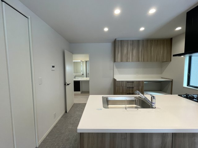 １階は電動シャッター。上下上下上下したくなっちゃいますが、そこはご静粛に。建売ですがハイデザイン。最後の１棟は誰の手に！？な、～旭区白根6丁目新築戸建て～のキッチン|キッチンです