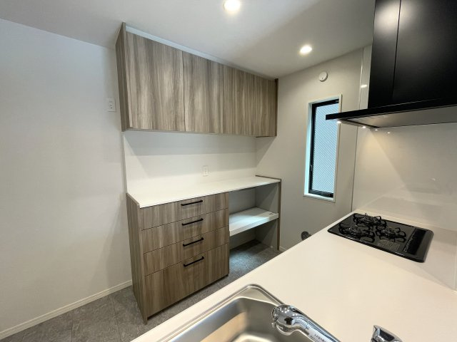 １階は電動シャッター。上下上下上下したくなっちゃいますが、そこはご静粛に。建売ですがハイデザイン。最後の１棟は誰の手に！？な、～旭区白根6丁目新築戸建て～のキッチン|キッチンでお料理をお楽しみください