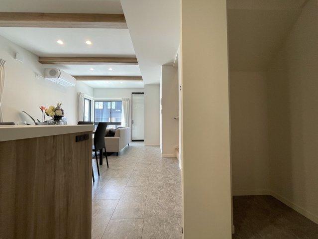 １階は電動シャッター。上下上下上下したくなっちゃいますが、そこはご静粛に。建売ですがハイデザイン。最後の１棟は誰の手に！？な、～旭区白根6丁目新築戸建て～の内装|内装です