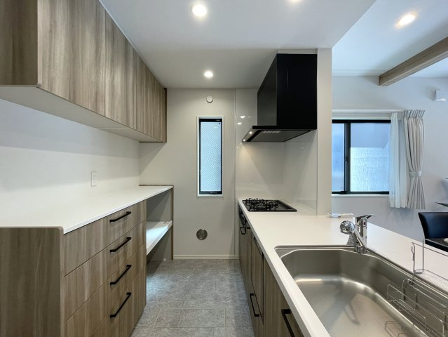 １階は電動シャッター。上下上下上下したくなっちゃいますが、そこはご静粛に。建売ですがハイデザイン。最後の１棟は誰の手に！？な、～旭区白根6丁目新築戸建て～のキッチン|きれいなキッチンです