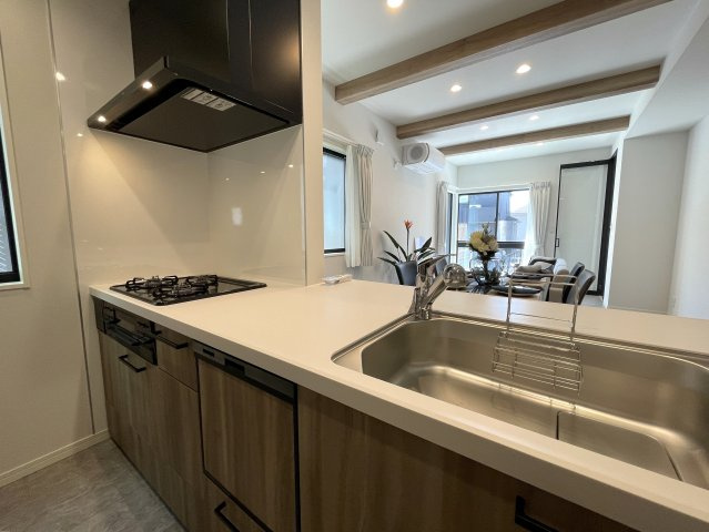 １階は電動シャッター。上下上下上下したくなっちゃいますが、そこはご静粛に。建売ですがハイデザイン。最後の１棟は誰の手に！？な、～旭区白根6丁目新築戸建て～のキッチン|きれいなキッチンです