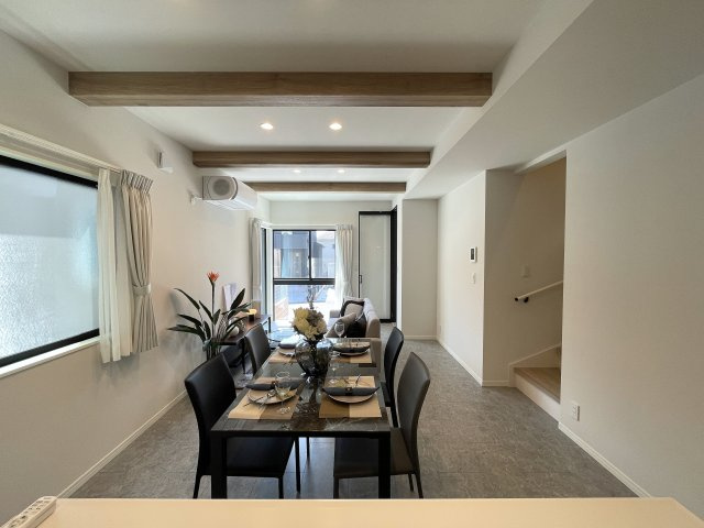 １階は電動シャッター。上下上下上下したくなっちゃいますが、そこはご静粛に。建売ですがハイデザイン。最後の１棟は誰の手に！？な、～旭区白根6丁目新築戸建て～の居間・リビング|おしゃれなリビングです