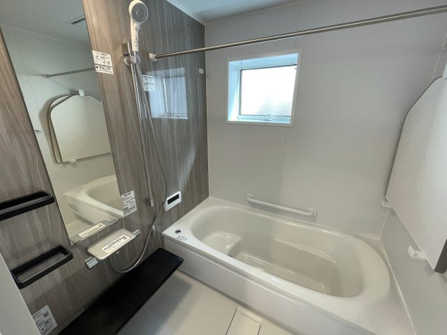 １階は電動シャッター。上下上下上下したくなっちゃいますが、そこはご静粛に。建売ですがハイデザイン。最後の１棟は誰の手に！？な、～旭区白根6丁目新築戸建て～の浴室|お風呂です