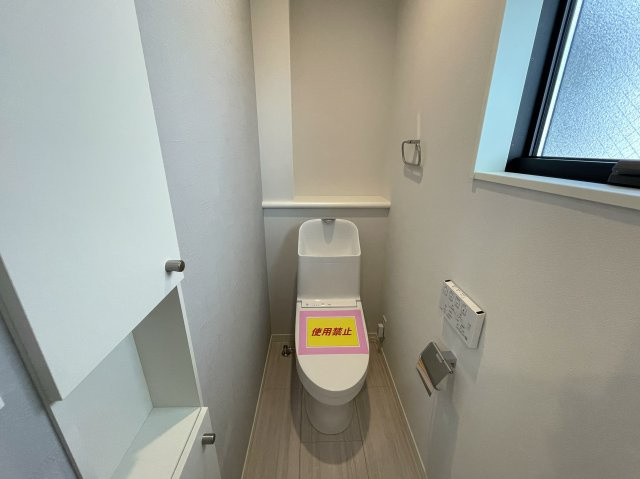 １階は電動シャッター！思わず、上下上下上下したくなっちゃいますが、そこはご静粛に。建売ですが見事なほどにハイデザイン！さて、最後の１棟は誰の手に！？な、【旭区白根６丁目】新築戸建のトイレ|清潔感のあるトイレです