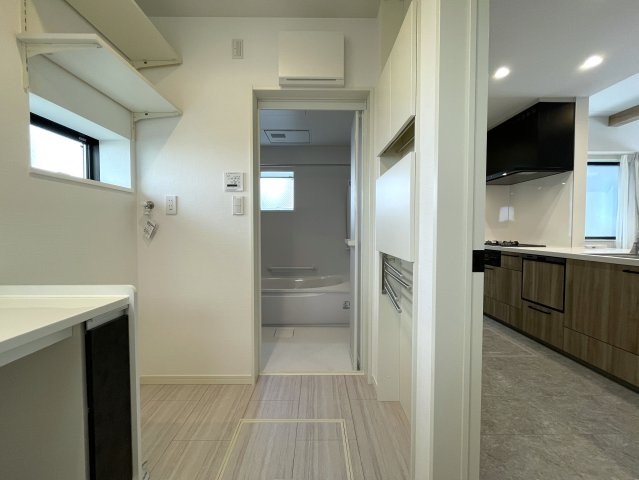 １階は電動シャッター。上下上下上下したくなっちゃいますが、そこはご静粛に。建売ですがハイデザイン。最後の１棟は誰の手に！？な、～旭区白根6丁目新築戸建て～の独立洗面台|独立洗面台あり、毎朝おしゃれに忙しい女性の方におすすめです