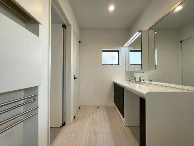 １階は電動シャッター。上下上下上下したくなっちゃいますが、そこはご静粛に。建売ですがハイデザイン。最後の１棟は誰の手に！？な、～旭区白根6丁目新築戸建て～の独立洗面台|朝の支度にも助かる、独立の洗髪洗面化粧台