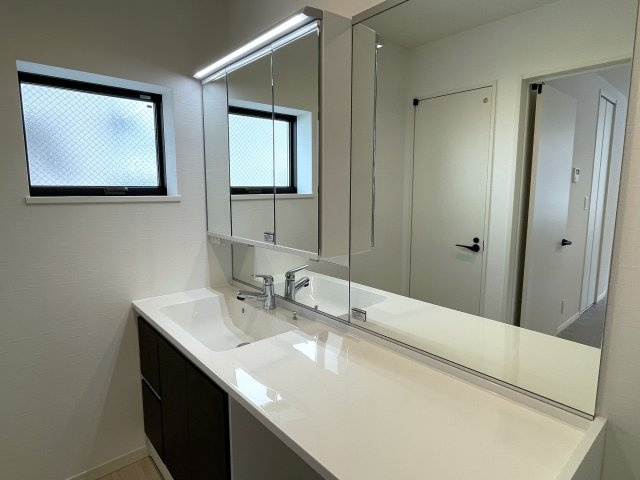 １階は電動シャッター。上下上下上下したくなっちゃいますが、そこはご静粛に。建売ですがハイデザイン。最後の１棟は誰の手に！？な、～旭区白根6丁目新築戸建て～の独立洗面台|朝の支度にも助かる、独立の洗髪洗面化粧台