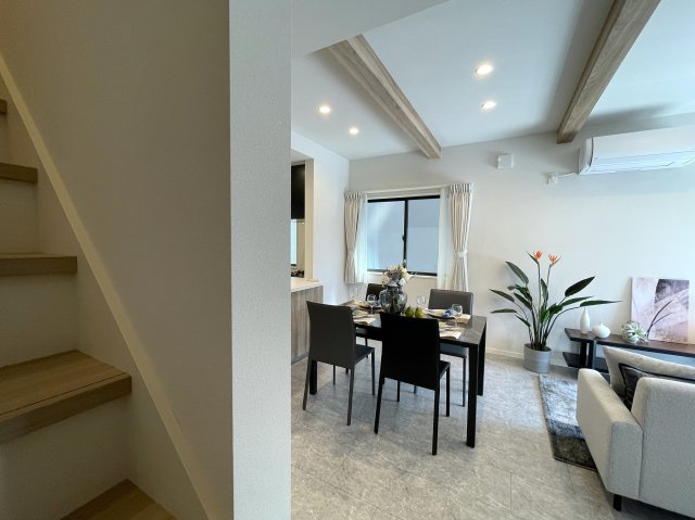 １階は電動シャッター。上下上下上下したくなっちゃいますが、そこはご静粛に。建売ですがハイデザイン。最後の１棟は誰の手に！？な、～旭区白根6丁目新築戸建て～の内装|明るい色調の室内です