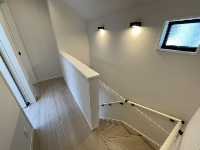 １階は電動シャッター！思わず、上下上下上下したくなっちゃいますが、そこはご静粛に。建売ですが見事なほどにハイデザイン！さて、最後の１棟は誰の手に！？な、【旭区白根６丁目】新築戸建の内装|過ごしやすい室内です