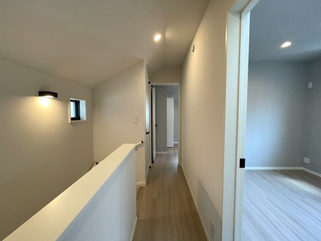 １階は電動シャッター！思わず、上下上下上下したくなっちゃいますが、そこはご静粛に。建売ですが見事なほどにハイデザイン！さて、最後の１棟は誰の手に！？な、【旭区白根６丁目】新築戸建の内装|内装です