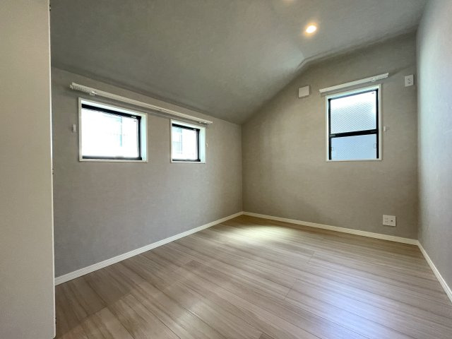 １階は電動シャッター！思わず、上下上下上下したくなっちゃいますが、そこはご静粛に。建売ですが見事なほどにハイデザイン！さて、最後の１棟は誰の手に！？な、【旭区白根６丁目】新築戸建の洋室|きれいな洋室です