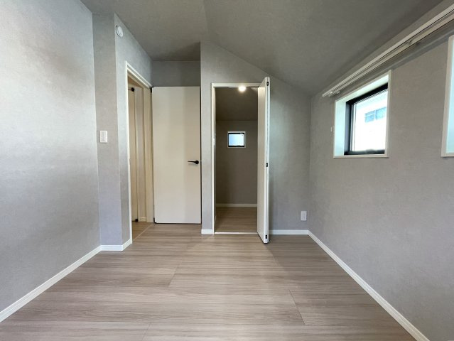 １階は電動シャッター。上下上下上下したくなっちゃいますが、そこはご静粛に。建売ですがハイデザイン。最後の１棟は誰の手に！？な、～旭区白根6丁目新築戸建て～の洋室|きれいな洋室です