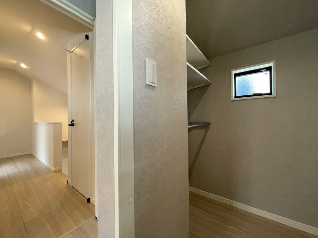 １階は電動シャッター！思わず、上下上下上下したくなっちゃいますが、そこはご静粛に。建売ですが見事なほどにハイデザイン！さて、最後の１棟は誰の手に！？な、【旭区白根６丁目】新築戸建の収納|たっぷりとした収納スペースです